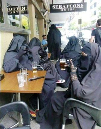 محجبات يحتسين الخمر على قارعة شوارع المدن الأوروبية