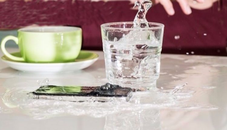 مالعمل عندما ينسكب الماء على الهاتف الذكي ؟
