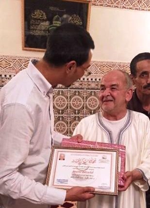 بسمة ساحة جامع الفنا للخدمات السياحية والتنمية تكرم أحد رموز الخدمة السياحية بمراكش