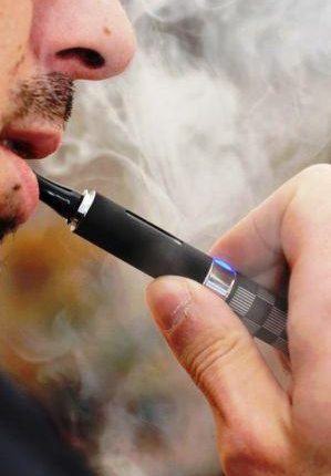 تسجيل أول حالة وفاة بسبب السيجارة الإليكترونية في أمريكا