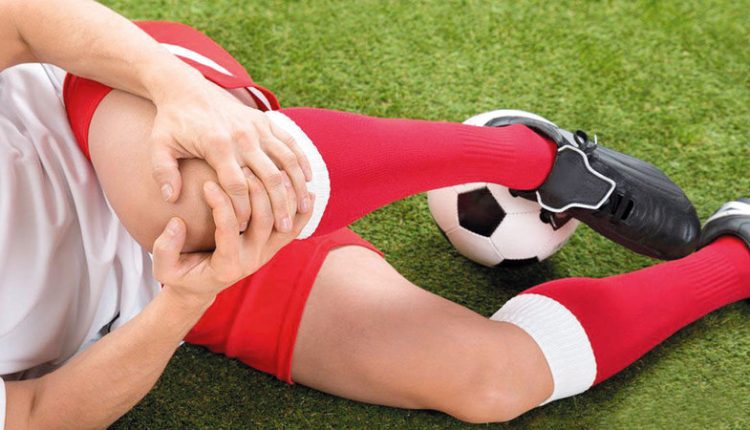 إصابة الركبة في الميادين الكروية تحت النقاش العالمي