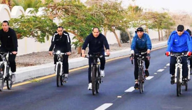 الرئيس المصري يتفقد مبان حكومية فجرًا بالدراجة الهوائية