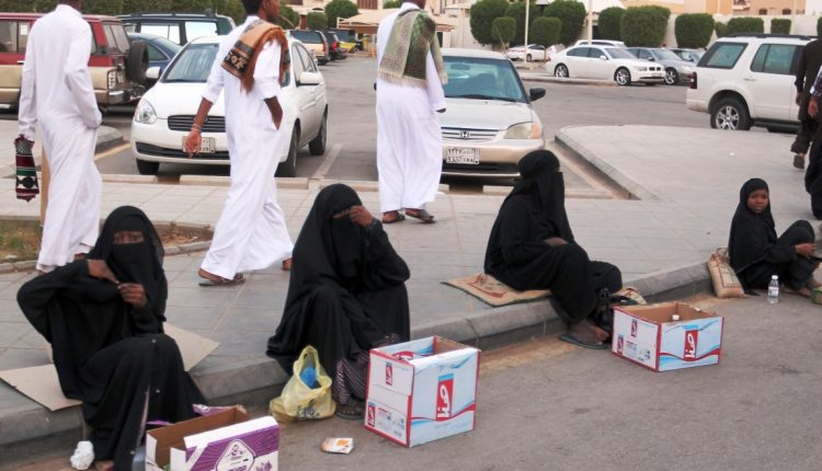 نساء سعوديات فقيرات ومهمشات خارج العصر، وأكواخ تتناسل في ظل قصور علية القوم