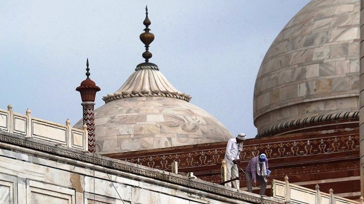 عواصف رعدية قوية تلحق أضرارا بـ”تاج محل” في الهند