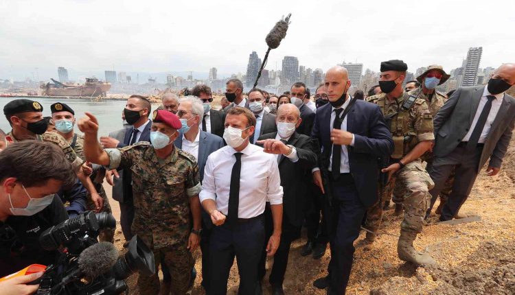 ماكرون يزور بيروت الجريحة ويكتب باللغة العربية “بحبك يا لبنان”