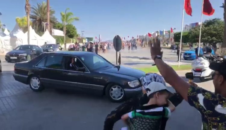 بعد انتهاء عطلته الصيفية، جلالة الملك محمد السادس يوزّع هبات مالية على فقراء بالحسيمة