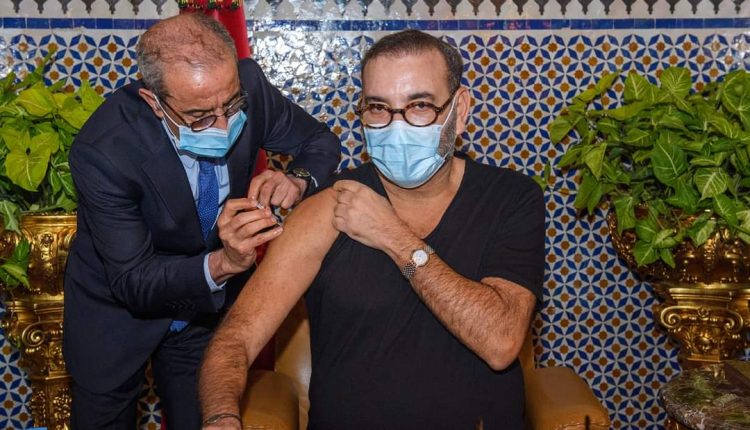 قائد المغاربة يتلقى الجرعة الأولى من هذا اللقاح ، ويطلق الحملة الوطنية للتلقيح ضد كورونا 