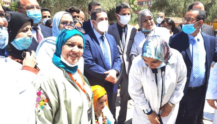 الوزير أمزازي يثمن بمراكش جهود وفن التشكيلية زهراء حنصالي (23)