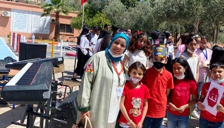 الوزير أمزازي يثمن بمراكش جهود وفن التشكيلية زهراء حنصالي (3)