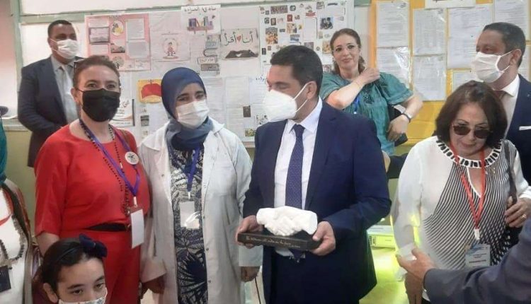 الوزير أمزازي يثمن بمراكش جهود وفن التشكيلية زهراء حنصالي (6)