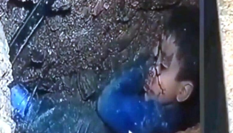 جلالة الملك محمد السادس يعزي في وفاة الطفل ريان الذي وافاه الأجل داخل بئر