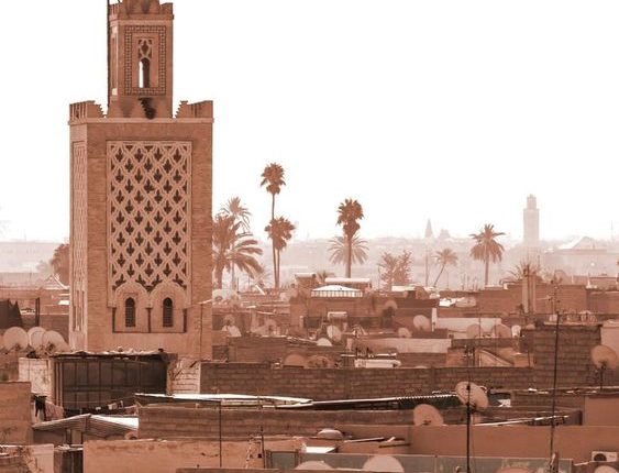 خمسـة أفـراد مـن عـائلـة واحـدة وثلاثـة مـن جيرانهم يعتدون على شرطي بمراكش