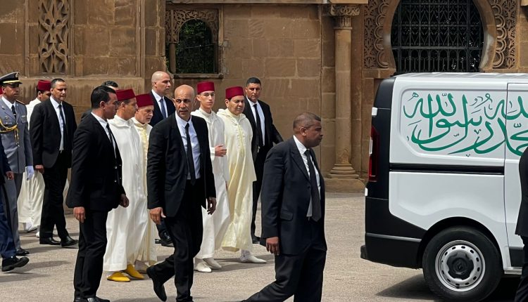 ولي العهد الأمير مولاي الحسن والأمير مولاي رشيد وجموع غفيرة تشيع جثمان الراضي إلى مثواه الأخير بالرباط