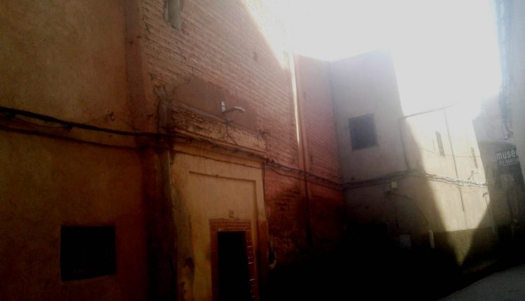 منزلان ينذران بالسقوط وينتظران تَصَيُّد المارة في درب الشريف بديور الصابون في مراكش