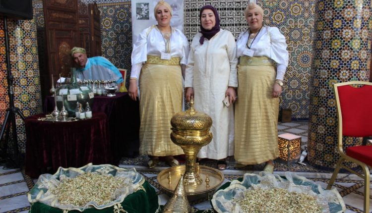 تقطير ماء الزهر: عبق التاريخ وشذى التراث،وسمة الإحتفاء بالربيع والطبيعة في مراكش