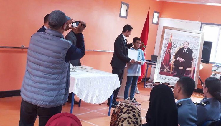 شواهد تقديرية وتثمين للمتألقين في الملتقى الاقليمي للمهن و المساعدة على التوجيه بالحوز (15)