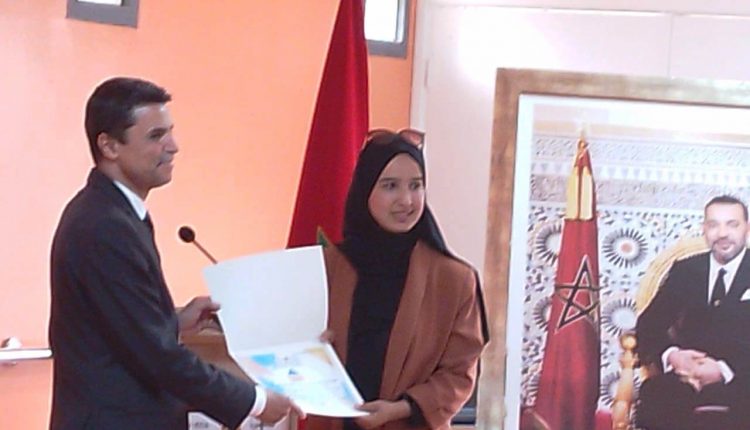 شواهد تقديرية وتثمين للمتألقين في الملتقى الاقليمي للمهن و المساعدة على التوجيه بالحوز (16)