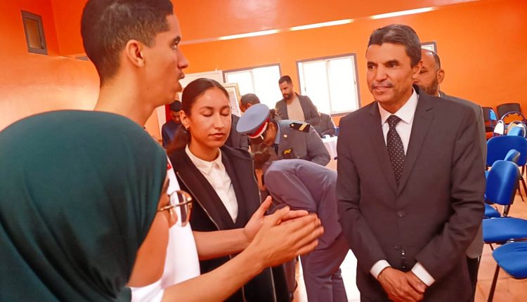 شواهد تقديرية وتثمين للمتألقين في الملتقى الاقليمي للمهن و المساعدة على التوجيه بالحوز (17)