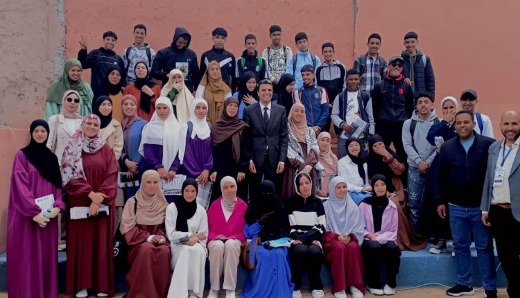 شواهد تقديرية وتثمين للمتألقين في الملتقى الاقليمي للمهن و المساعدة على التوجيه بالحوز (18)